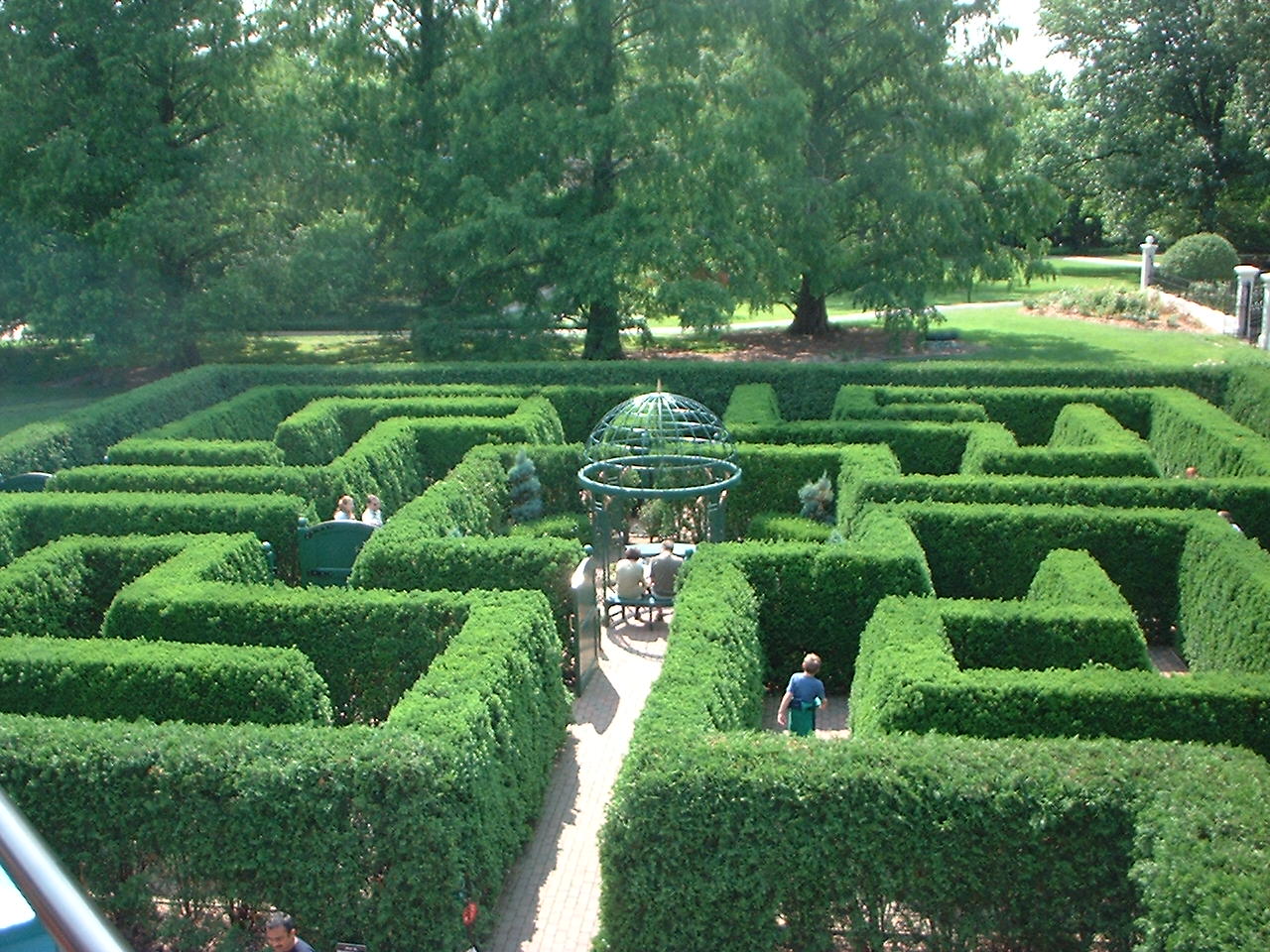 Hedge_Maze,_St_Louis_Botanical_Gardens_(St_Louis,_Missouri_-_June_2003) (1)